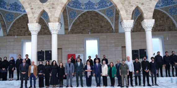 Batman Üniversitesi öğrencilerinden cami avlusunda ilahi dinletisi