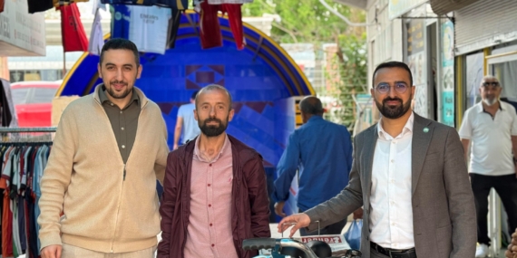 Batman’da bisikleti çalınan gazete dağıtıcısına HÜDA PAR’dan destek