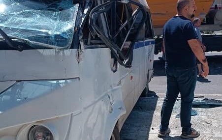 Hasankeyf kavşağı’nda kaza: Minibüs boştu, olası felaket önlendi