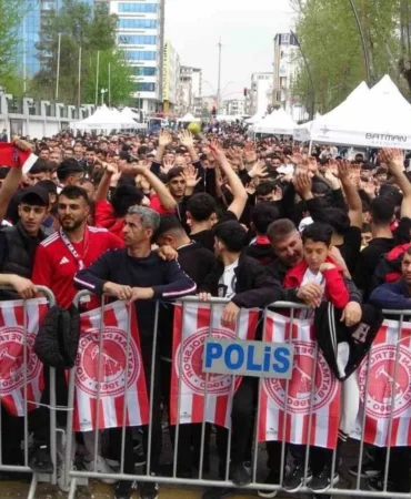 batmanda-taraftarlar-petrolspor-macini-dev-ekranda-izledi