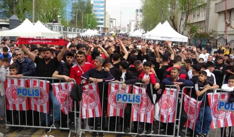 batmanda-taraftarlar-petrolspor-macini-dev-ekranda-izledi