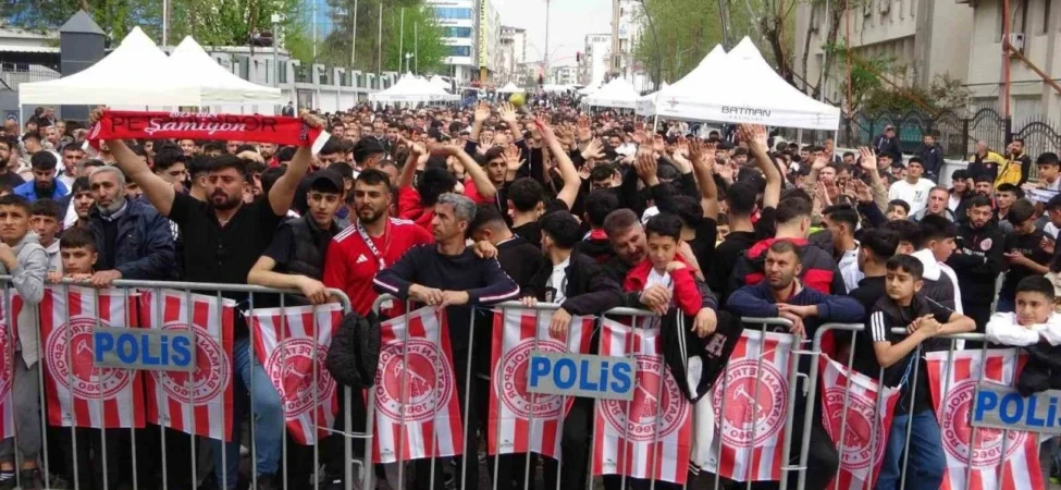 batmanda-taraftarlar-petrolspor-macini-dev-ekranda-izledi
