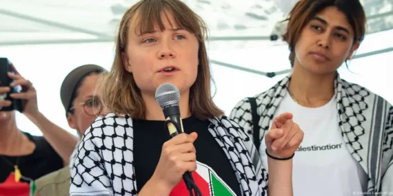 Thunberg ve beraberindeki aktivistler sınır dışı ediliyor Thunberg ve beraberindeki aktivistler sınır dışı ediliyor