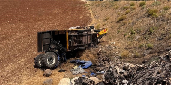 Urfa-Suruç yolunda traktör devrildi, 2 kişi hayatını kaybetti
