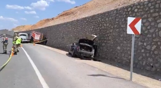 Siirt’te otomobil ile kamyon çarpıştı: 1 kişi hayatını kaybetti, 4 yaralı Siirt’te otomobil ile kamyon çarpıştı: 1 kişi hayatını kaybetti, 4 yaralı