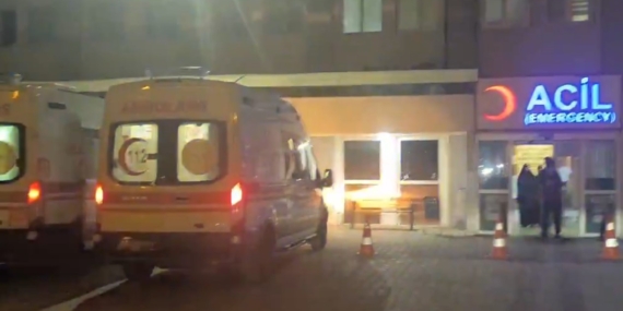 Siirt Kurtalan'da korkutan yangın: 13 kişi dumandan etkilendi Siirt Kurtalan’da korkutan yangın: 13 kişi dumandan etkilendi