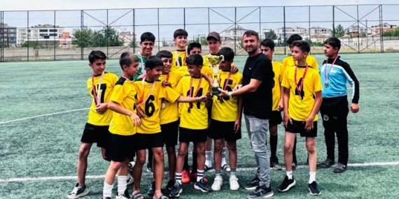 Balpınar Ortaokulu şampiyonluğa ulaştı