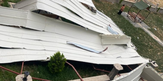 Batman’da şiddetli rüzgar: Ağaç devrildi, apartman çatısı uçtu
