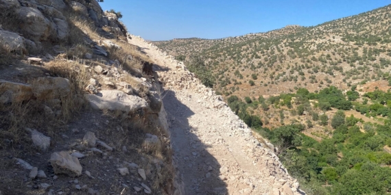 Soğucak Köyü’nde ulaşımı rahatlatacak arazi yolu açıldı