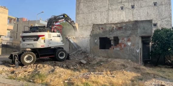 Seyitler Mahallesinde metruk yapılar kontrollü şekilde yıkıldı
