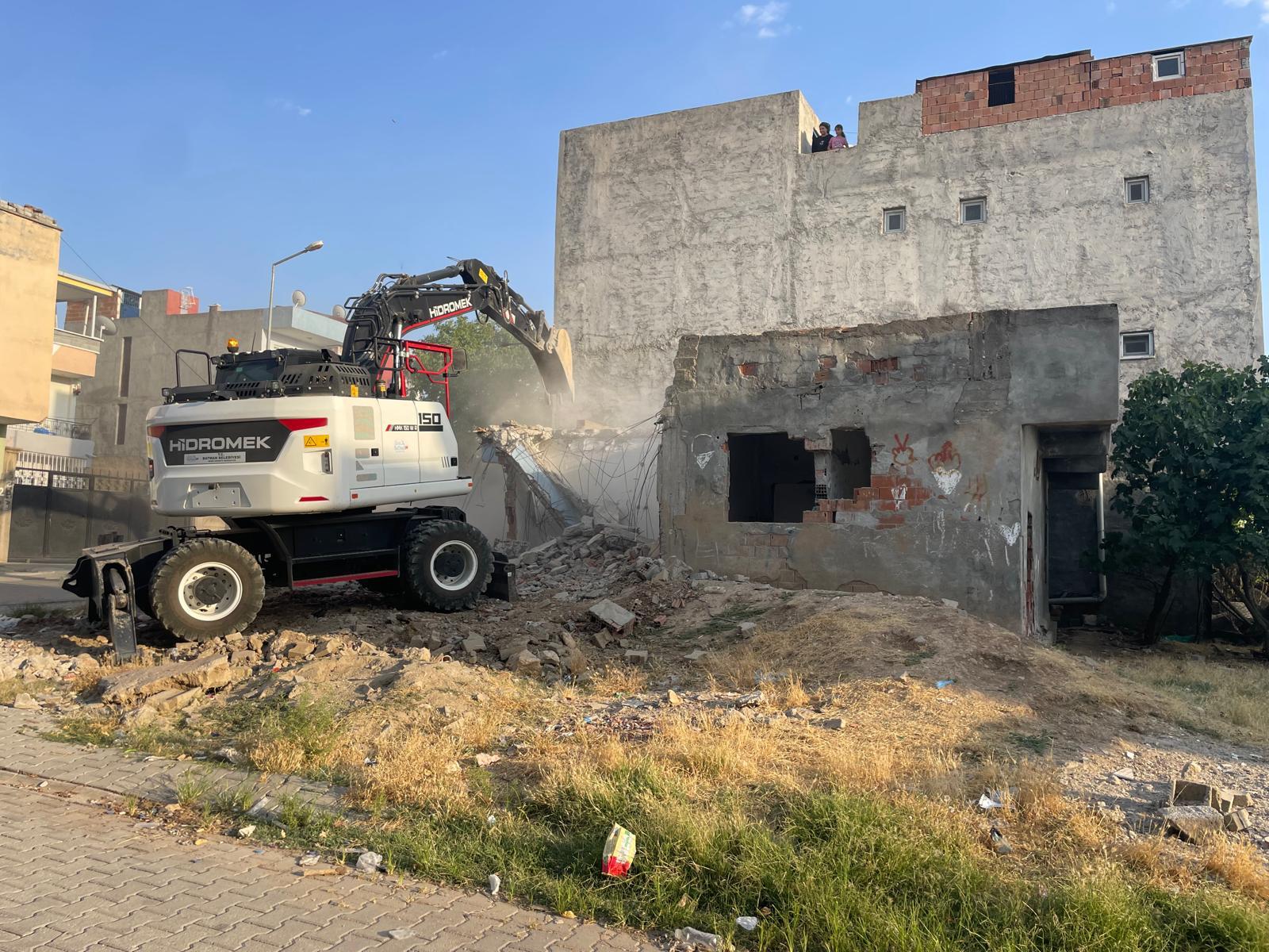 Seyitler Mahallesinde metruk yapılar kontrollü şekilde yıkıldı metruk