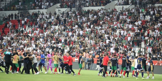 Amedspor – Erzurumspor maçında ‘bozkurt’ ve hakem krizi