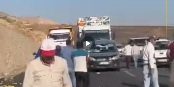 Siirt’te trafik kazası: Sebze yüklü pikap kanala düştü Siirt’te trafik kazası: Sebze yüklü pikap kanala düştü