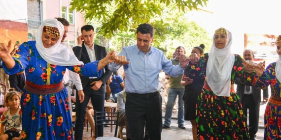 Batmanlı Vali Aygöl, Kürtçe müziklerle halay çekti