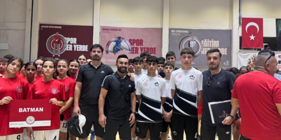 Batmanlı kız ve erkek futbol takımları gol yemeden Türkiye finalinde