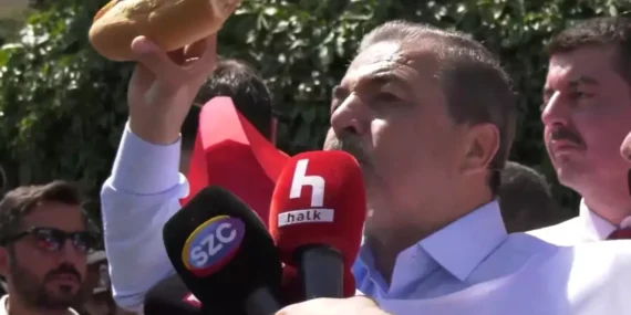 Memurlar sokağa indi! Çalışma Bakanlığı’nın önüne ekmek bıraktılar