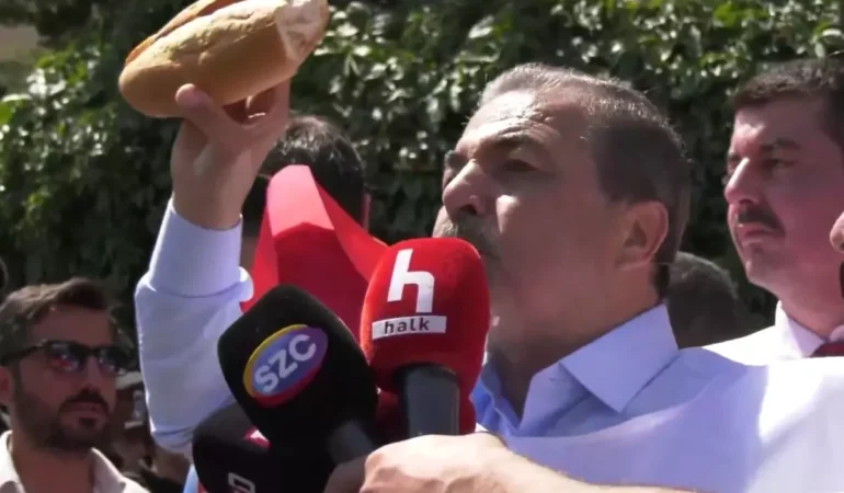 memurlar-sokaga-indi-calisma-bakanligi-nin-onune-18958488_4719_amp