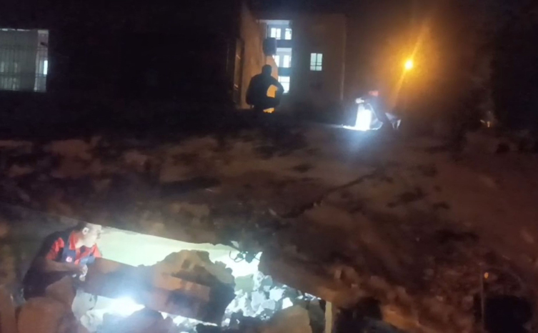 Batman'da 2 katlı bina çöktü AW547677_02