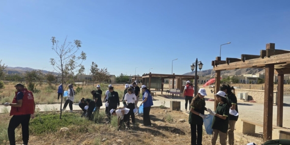 Batmanlı çevreci gençlik Hasankeyf’i temizledi