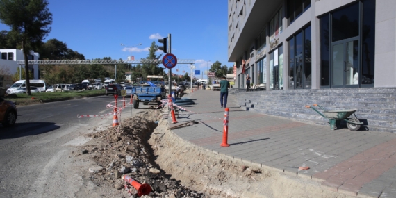 TPAO ve Demokrasi Bulvarı kesişiminde yol genişletme çalışması