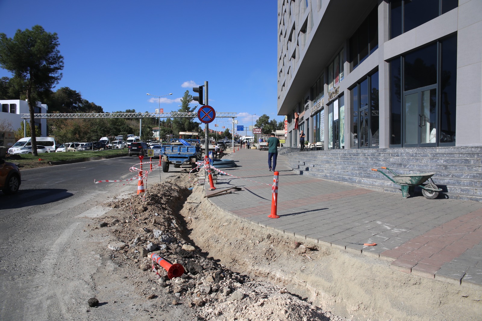 TPAO ve Demokrasi Bulvarı kesişiminde yol genişletme çalışması IMG_9230