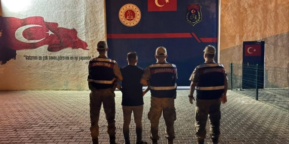 Batman’da silahla tehdit suçundan aranan şahıs yakalandı Batman’da silahla tehdit suçundan aranan şahıs yakalandı