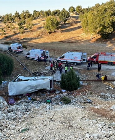 AA-20251007-39331820-39331813-MERSINDE_SARAMPOLE_DEVRILEN_ISCI_SERVISINDEKI_5_KISI_OLDU_14_KISI_YARALANDI