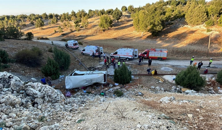 AA-20251007-39331820-39331813-MERSINDE_SARAMPOLE_DEVRILEN_ISCI_SERVISINDEKI_5_KISI_OLDU_14_KISI_YARALANDI