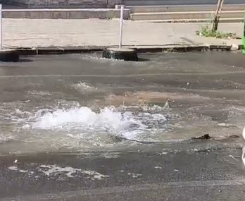 Batman’da su borusu patladı, yollar göle döndü