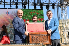 Sason’da Bal, Ceviz ve Çilek Festivali coşkusu! Ekran görüntüsü 2025-10-06 103935