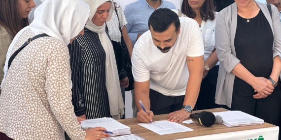Batman’da “Barış İçin İmzam Var” standı açıldı
