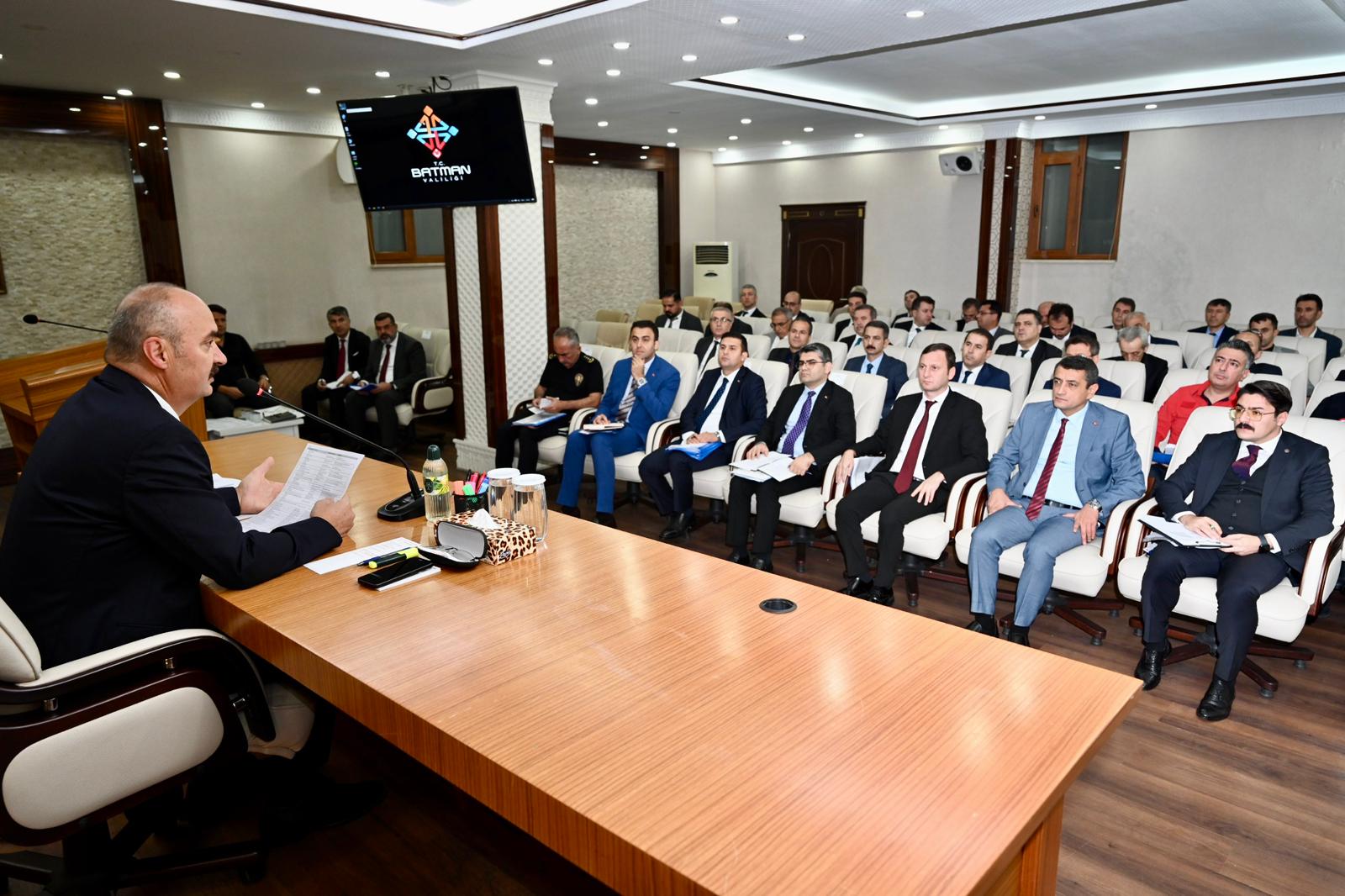 Batman Valiliği’nde 05.00 mesaisi: Projeler ve planlamalar masaya yatırıldı WhatsApp Image 2025-10-16 at 06.08.33