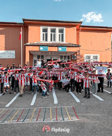 Yarasalar Grubu’ndan anlamlı proje: Vefat eden kardeşleri adına kütüphane açtılar WhatsApp Image 2025-10-28 at 21.20.09