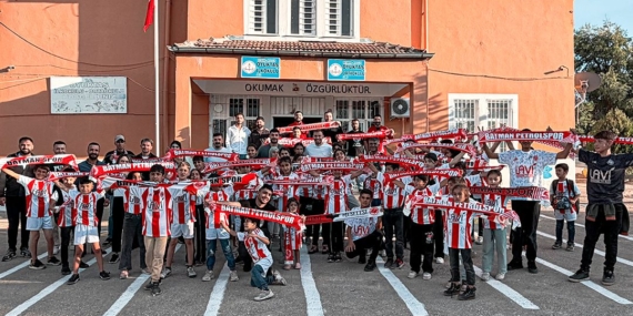 Yarasalar Grubu’ndan anlamlı proje: Vefat eden kardeşleri adına kütüphane açtılar