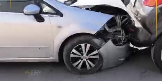 Batman – Korik Kavşağı’nda zincirleme kaza: 4 araç birbirine girdi!