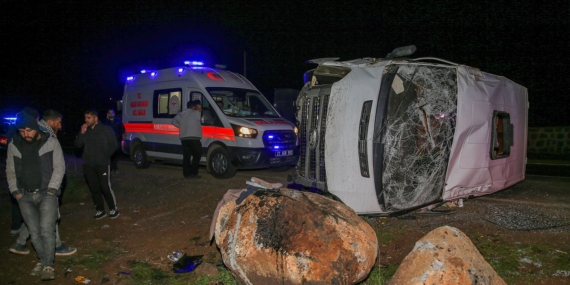Diyarbakır – Yola fırlayan köpek, kazaya neden oldu: 16 inşaat işçisi yaralandı