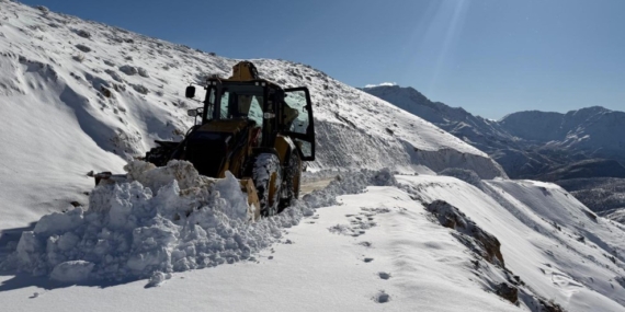 Batman – Karla mücadele ekipleri sahada: Köy yollarında çalışmalar aralıksız sürüyor