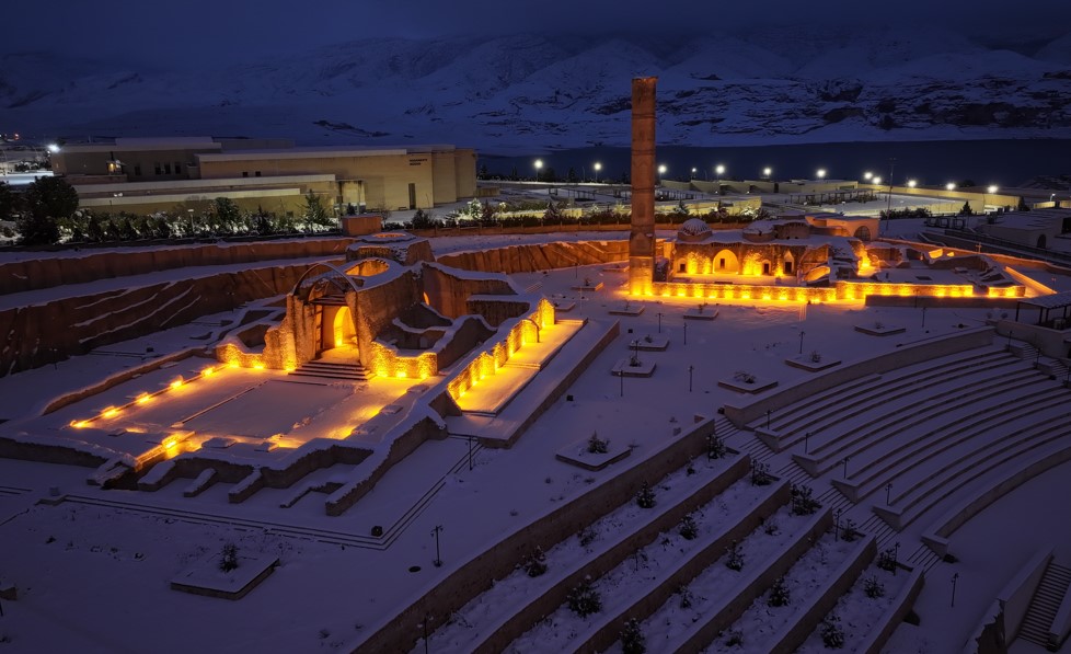Tarihi Hasankeyf'te masalsı kar manzaraları