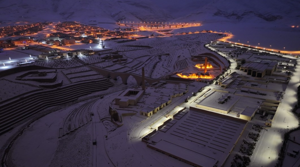 Tarihi Hasankeyf'te masalsı kar manzaraları