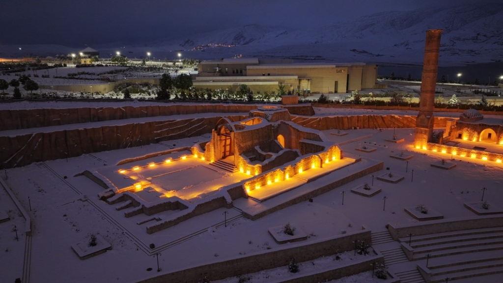 Tarihi Hasankeyf'te masalsı kar manzaraları