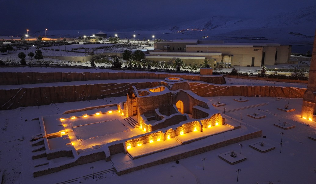Tarihi Hasankeyf'te masalsı kar manzaraları