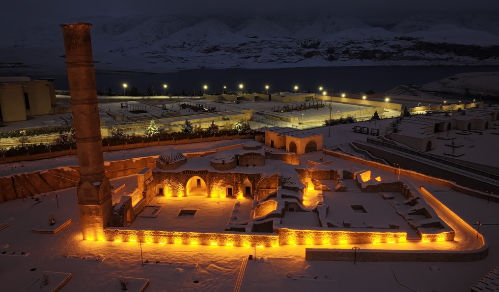 Tarihi Hasankeyf'te masalsı kar manzaraları