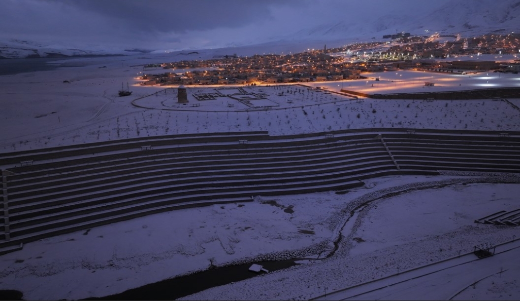 Tarihi Hasankeyf'te masalsı kar manzaraları