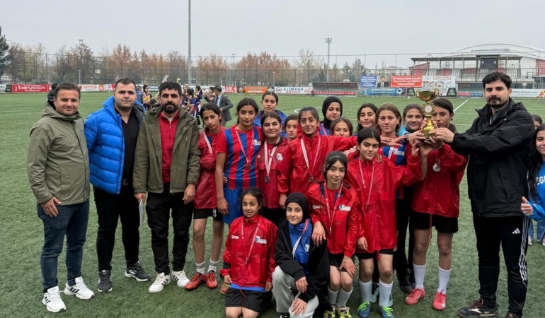 FUTBOL YILDIZ KIZLAR 2