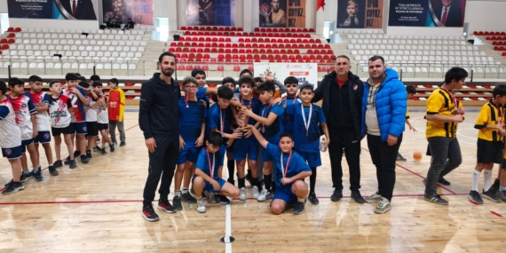 Batman – Hentbol küçük erkeklerde şampiyon Petrol Ortaokulu