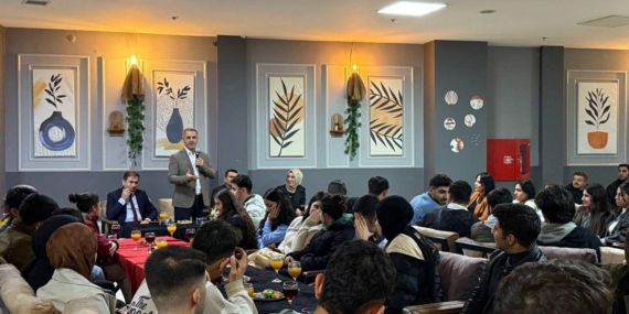 Gençlerle buluşan Şansi: Başarı emek ister