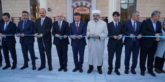 Bakan Mehmet Şimşek Batman Üniversitesi’nde konferans verdi, fahri doktora ünvanı aldı
