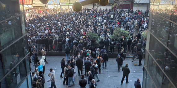 İran’da riyal krizi protestoları tetikledi: Tahran’da esnaf kepenk kapattı