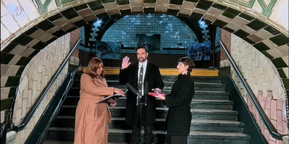 New York’un 112. belediye başkanı Kur’an’a el basarak göreve başladı