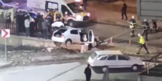 TPAO Bulvarı’nda Korkutan Kaza: Araç Köprü Korkuluklarına Asılı Kaldı